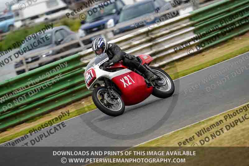 Vintage motorcycle club;eventdigitalimages;mallory park;mallory park trackday photographs;no limits trackdays;peter wileman photography;trackday digital images;trackday photos;vmcc festival 1000 bikes photographs